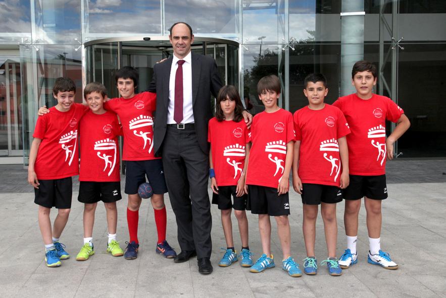 Representante de una de las partes firmantes con el equipo infantil