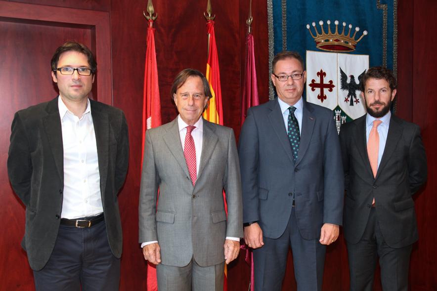 Firmantes posan tras la firma