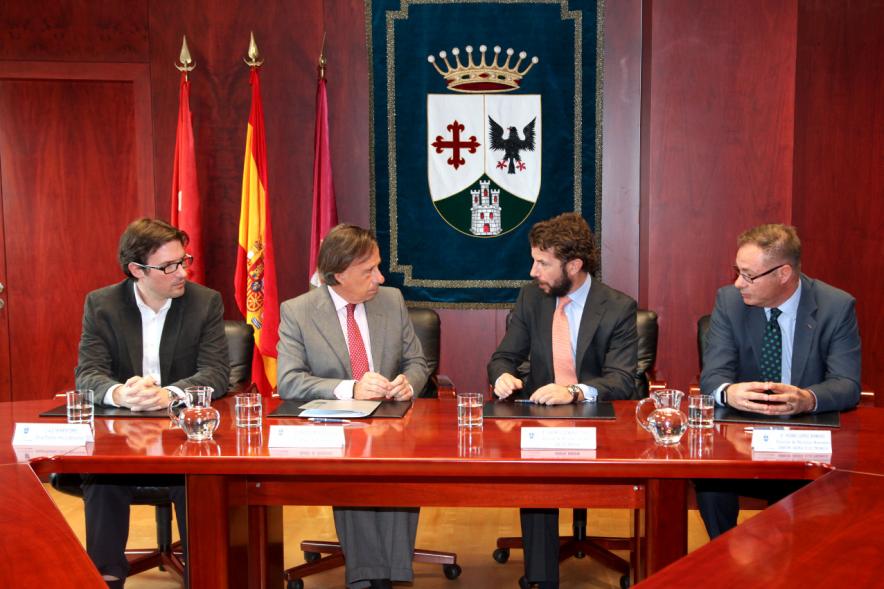 Firmantes charlan durante el encuentro