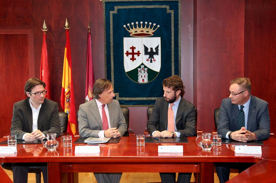 Firmantes charlan durante el encuentro