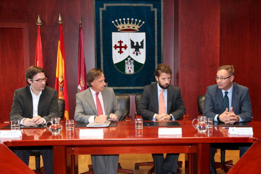 Firmantes charlan durante el encuentro