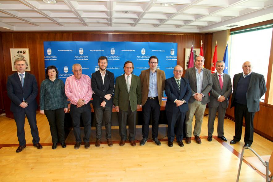 Firmantes posan tras la firma