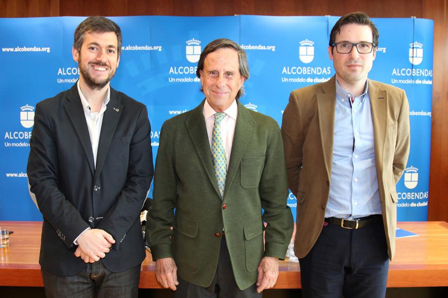 Firmantes posan tras la firma
