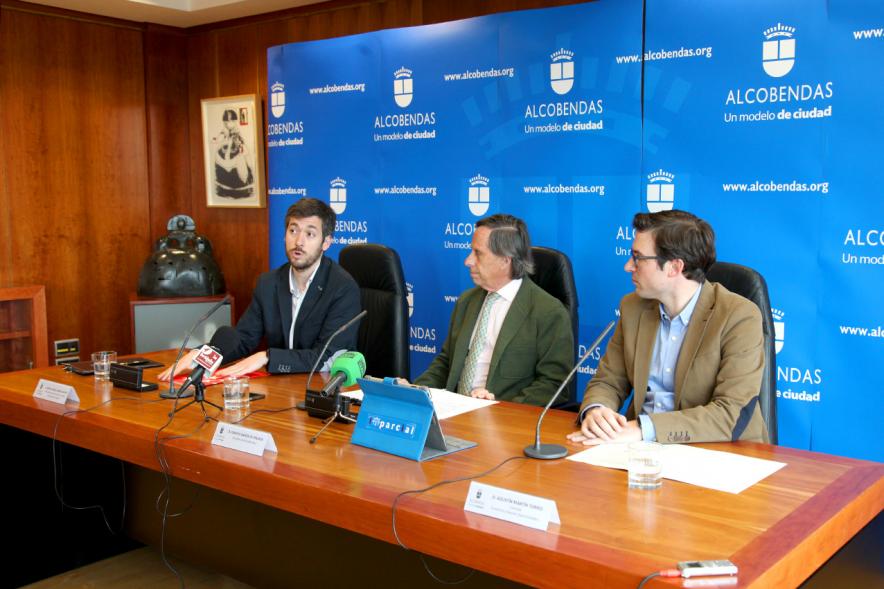 Firmantes charlan durante el encuentro