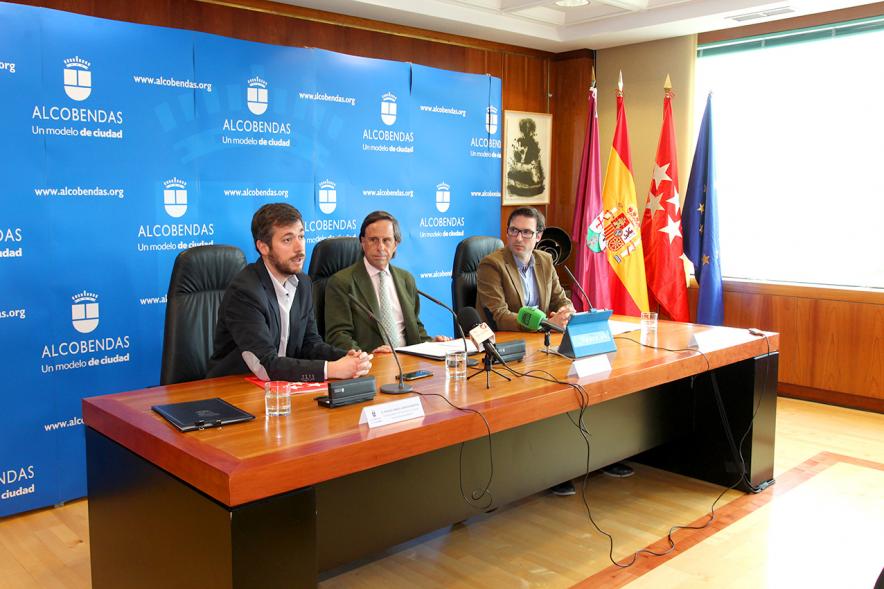 Firmantes charlan durante el encuentro
