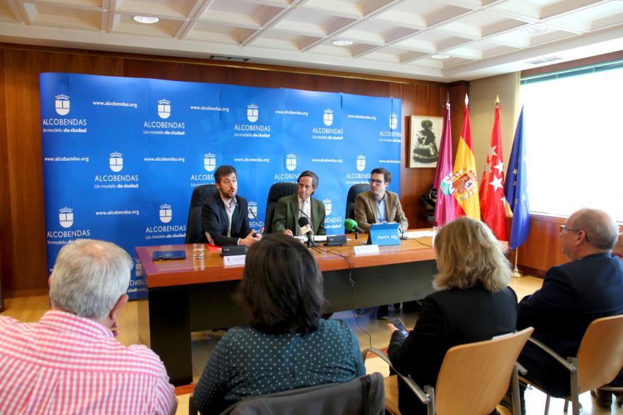 Firmantes charlan durante el encuentro