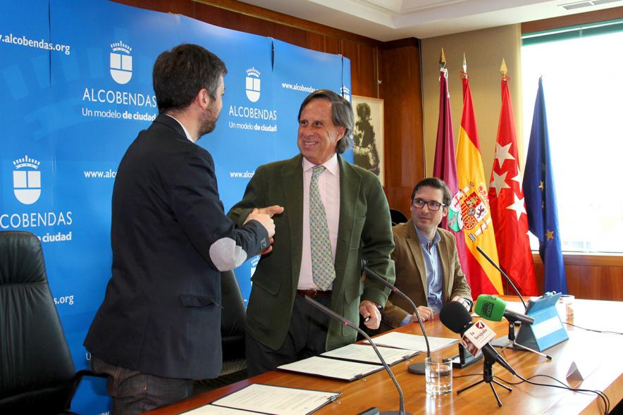 Firmantes en pie se dan la mano