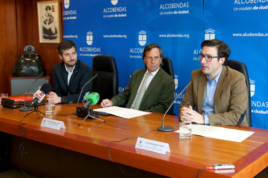 Firmantes charlan durante el encuentro