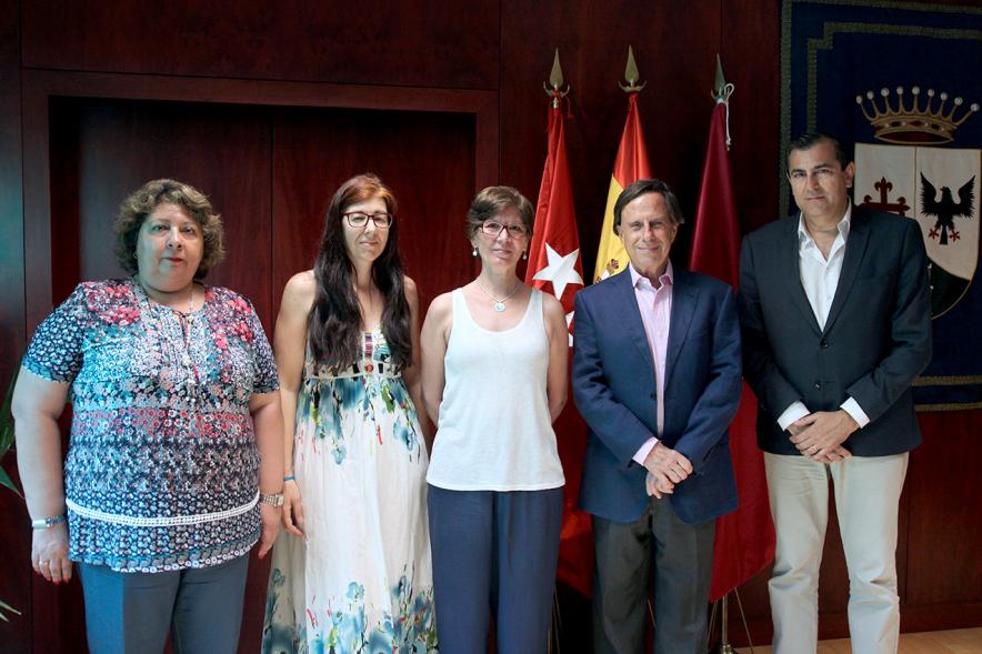 Firmantes posan tras la firma