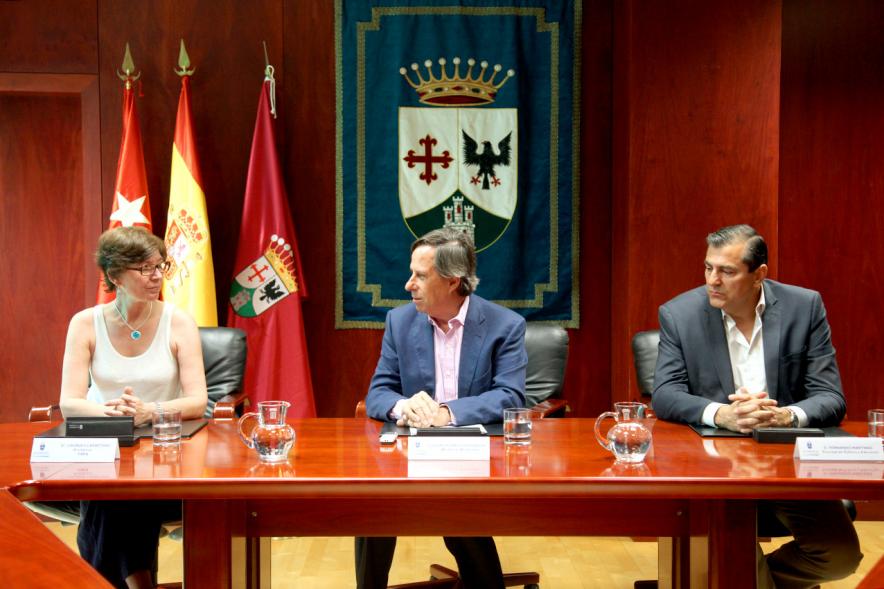 Firmantes charlan durante el encuentro