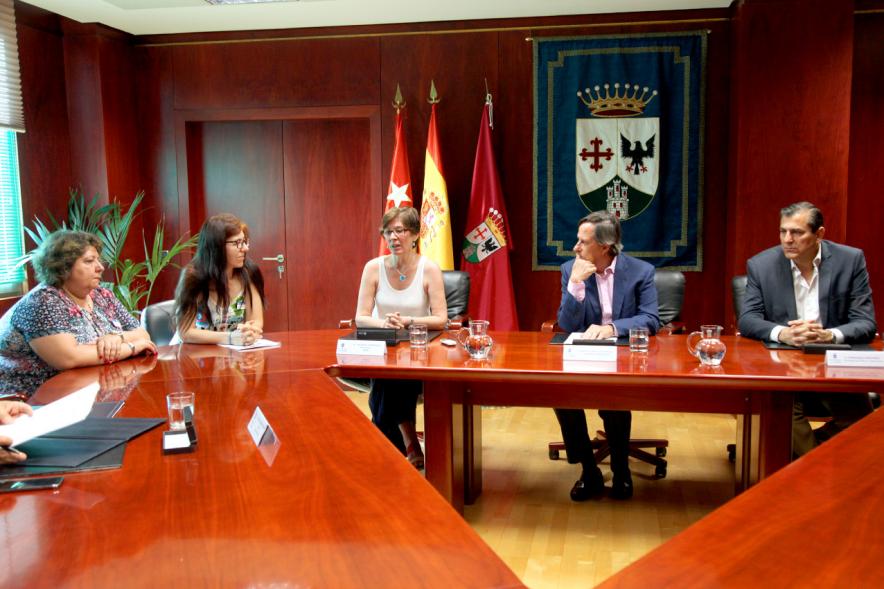 Firmantes charlan durante el encuentro