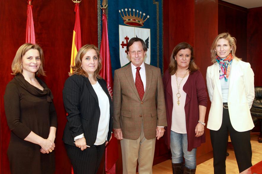 Firmantes posan tras la firma