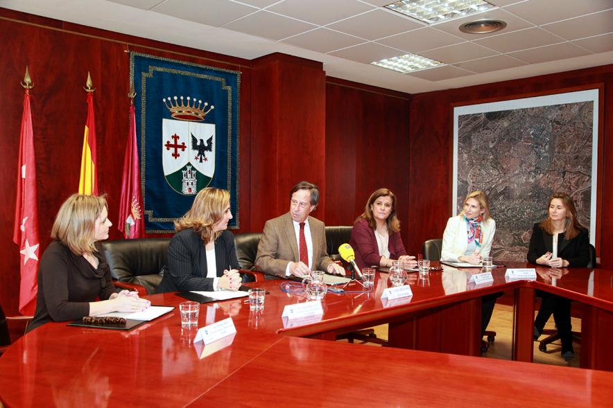 Representantes de cada una de las partes en la firma del acuerdo