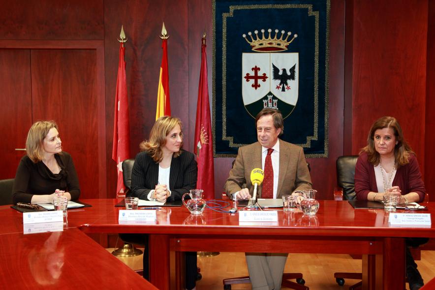 Firmantes charlan durante el encuentro