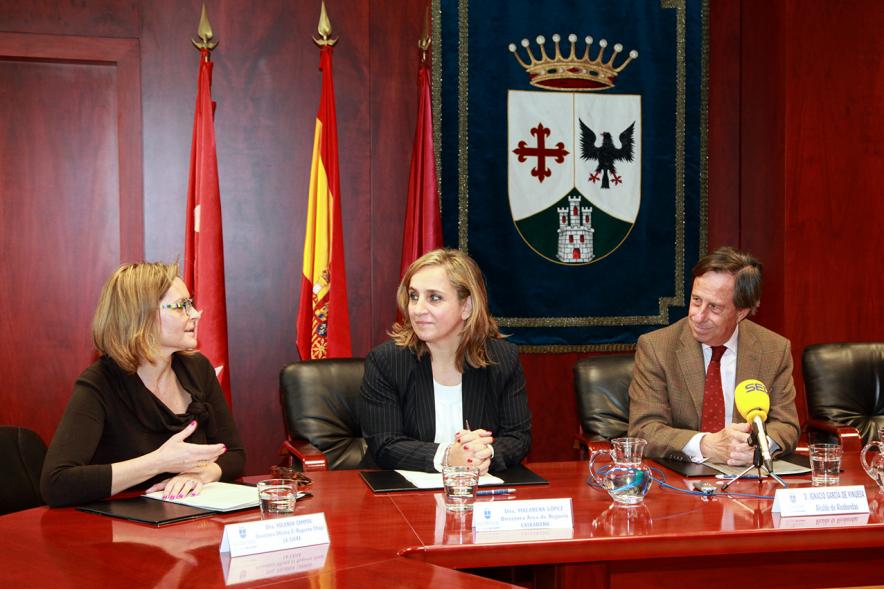 Firmantes charlan durante el encuentro