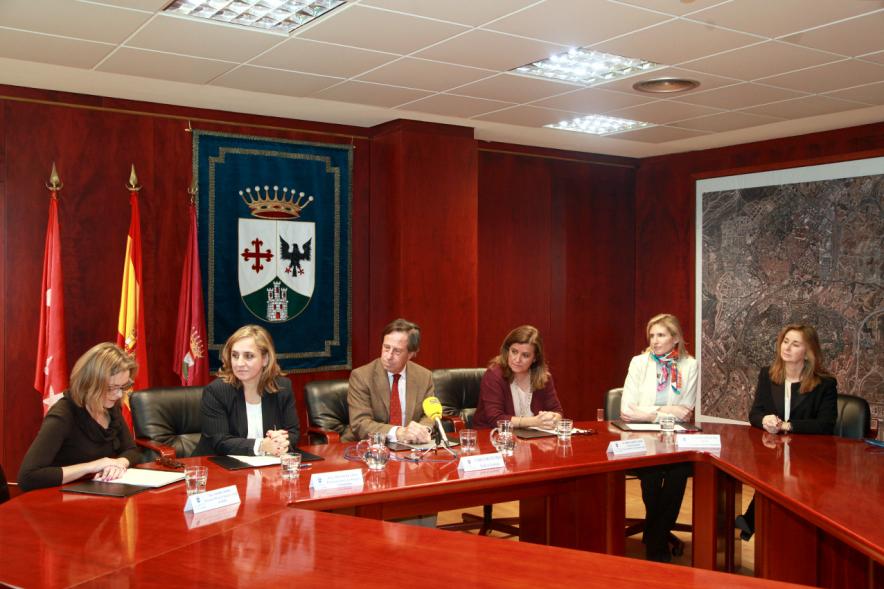 Representantes de cada una de las partes en la firma del acuerdo