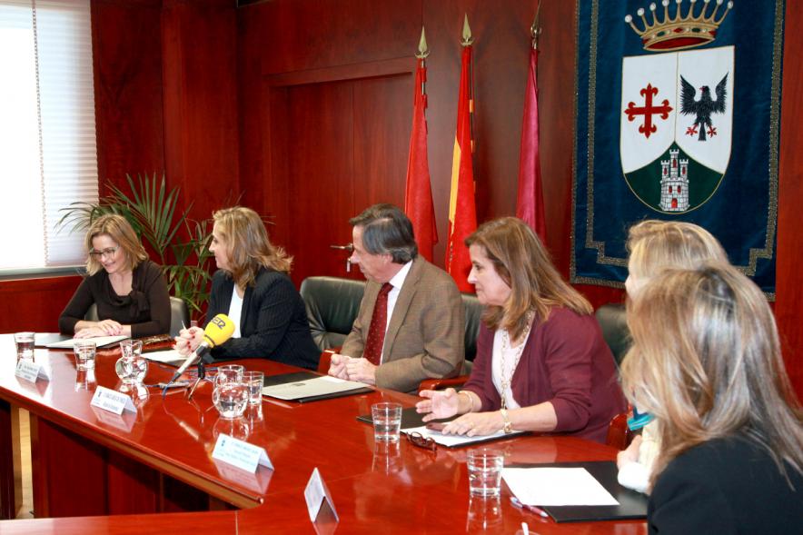 Firmantes charlan durante el encuentro