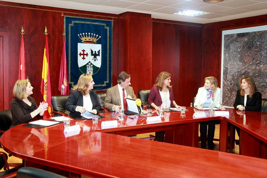 Firmantes charlan durante el encuentro