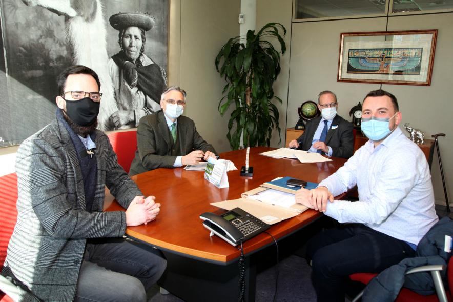 Representantes de cada una de las partes en la firma del acuerdo