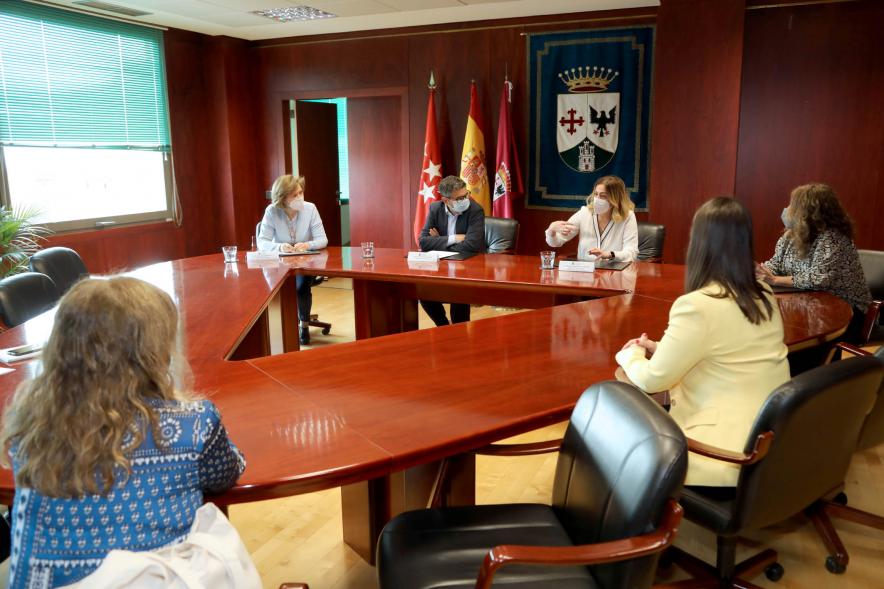 Representantes de cada una de las partes en la firma del acuerdo