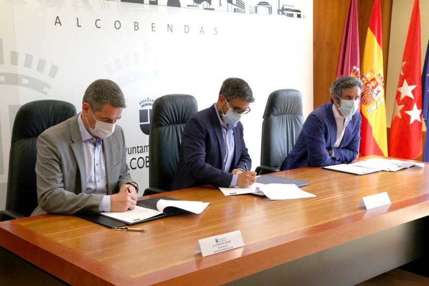 Alcalde Aitor Retolaza, Concejal Rafael Sanchez y  Autoridad  en la Firma de Convenio Ayuntamiento - Motor Mecha – 2020