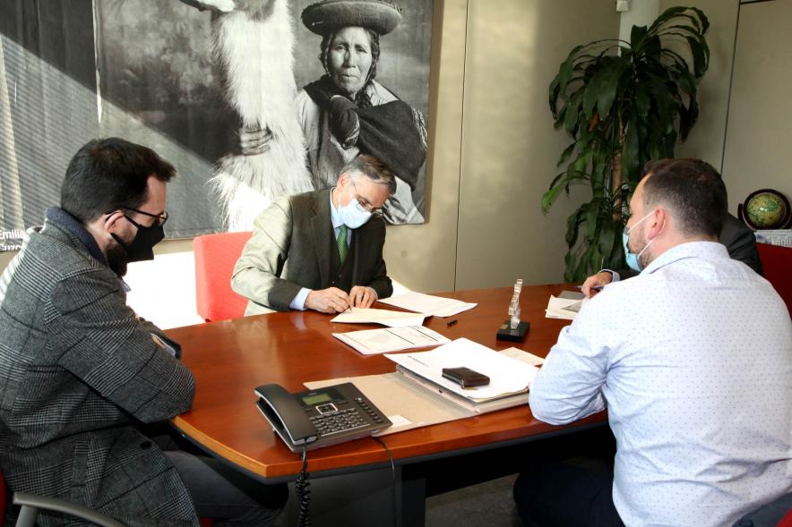 Representante del Ayuntamiento, concejal Rogelio Mallorquín durante la firma del acuerdo