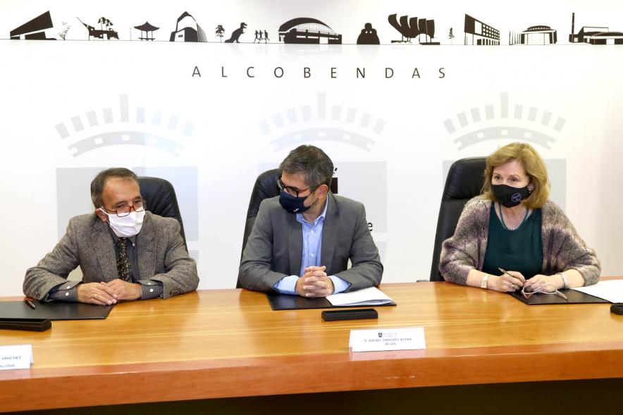 Firmantes charlan durante el encuentro