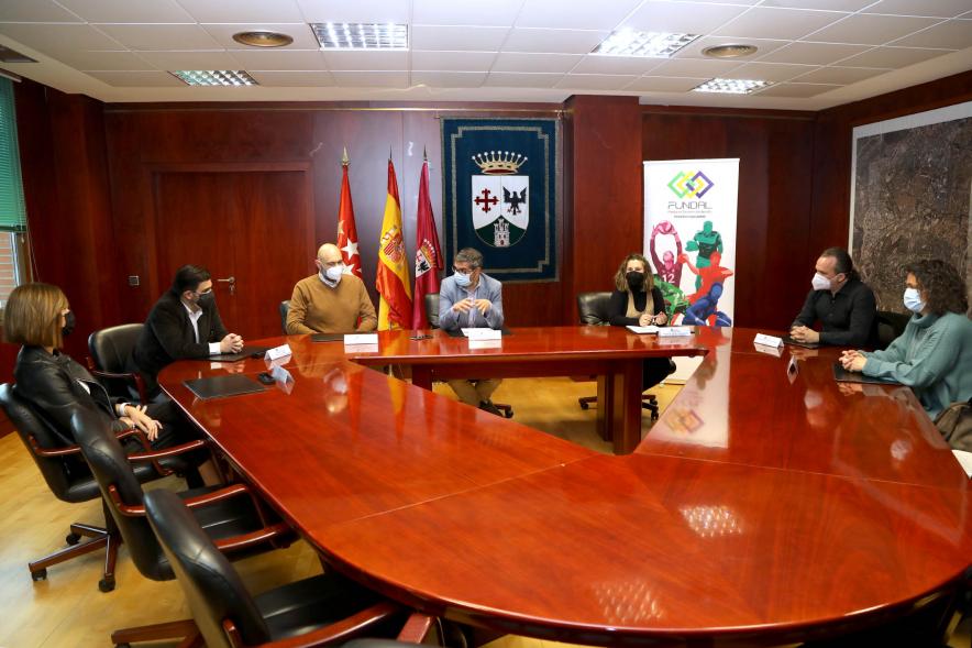 Alcalde Rafael Sánchez, concejales y autoridades. Firma Convenio PMD - FUNDAL - SUNGENER -2021