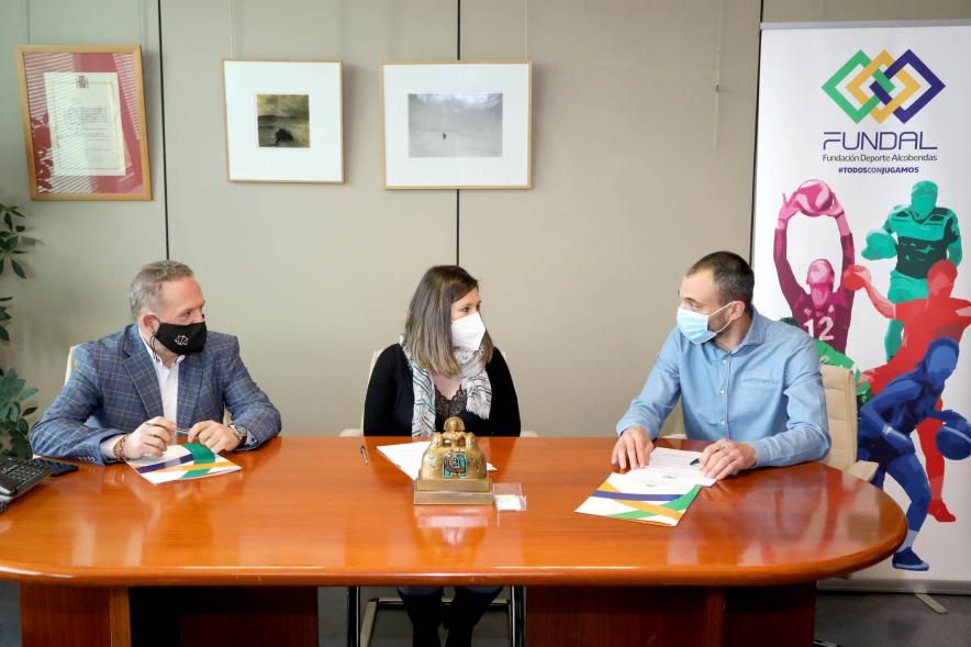 Firmantes charlan durante el encuentro
