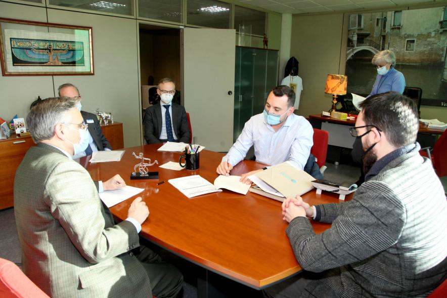 Firmantes charlan durante el encuentro