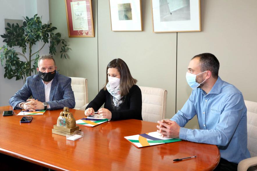 Representantes de cada una de las partes en la firma del acuerdo