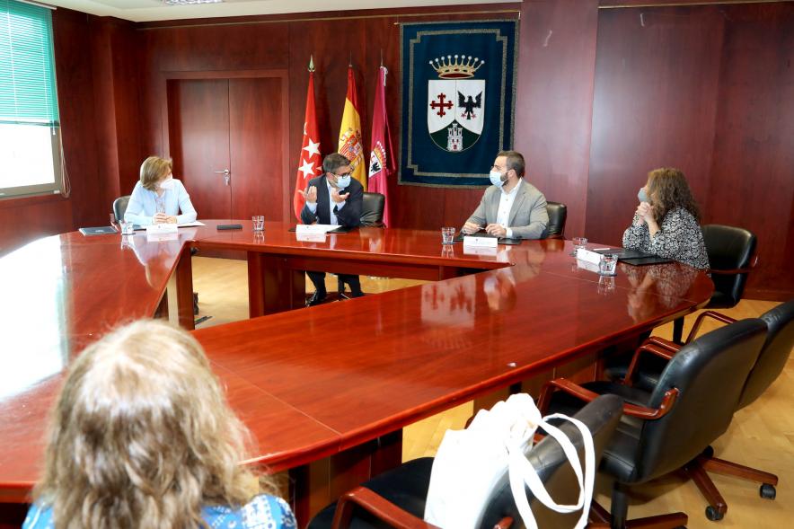 Firmantes charlan durante el encuentro