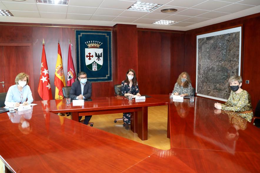 Representantes de cada una de las partes en la firma del acuerdo
