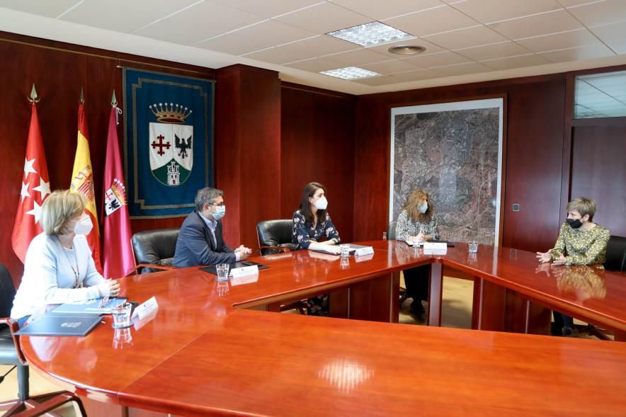 Firmantes charlan durante el encuentro