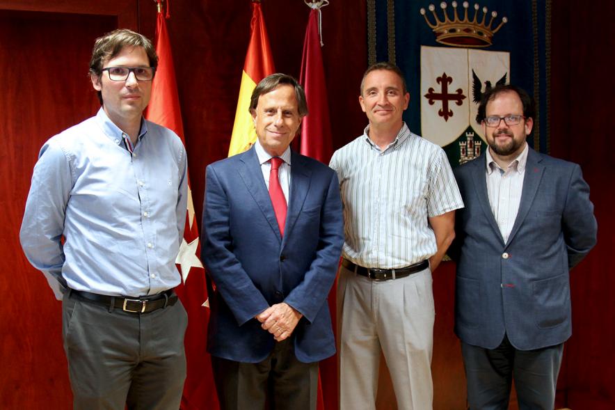 Firmantes posan tras la firma