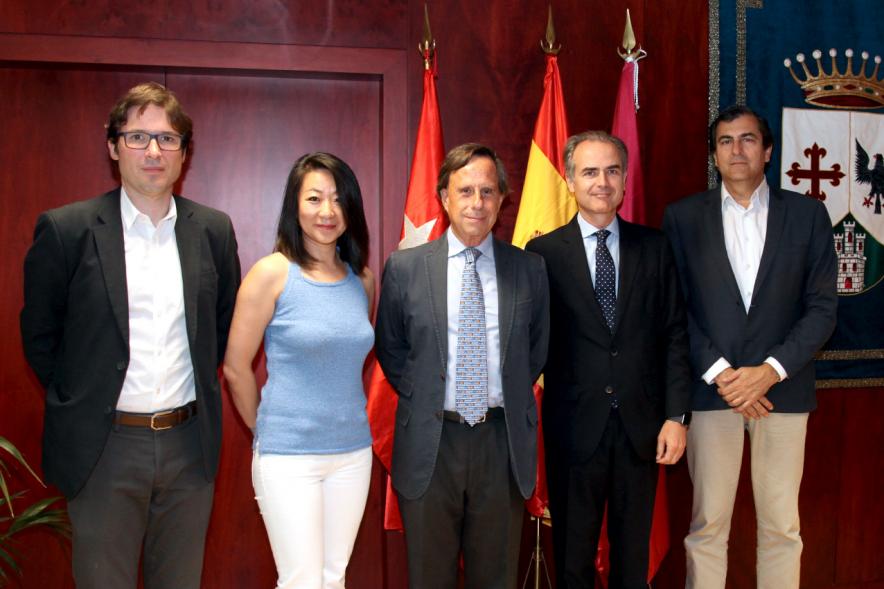 Firmantes posan tras la firma