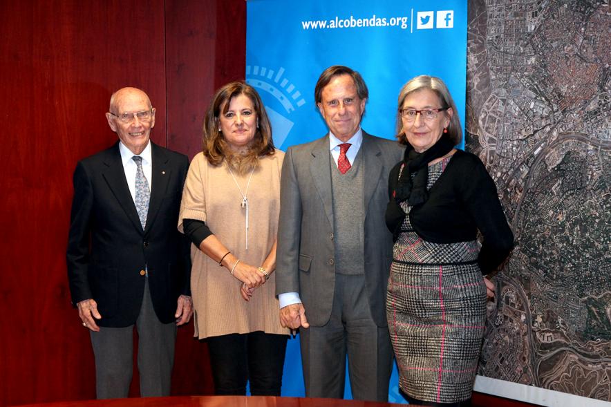 Firmantes posan tras la firma