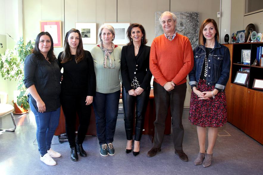 Firmantes posan tras la firma