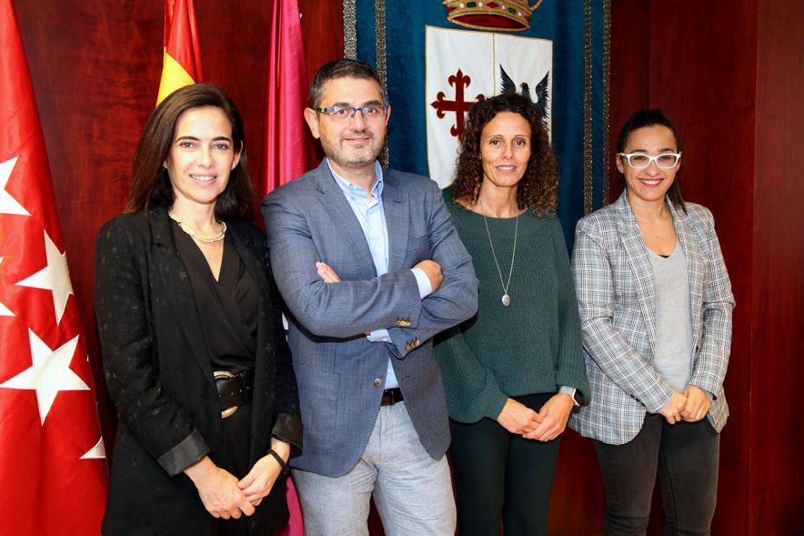 Firmantes posan tras la firma