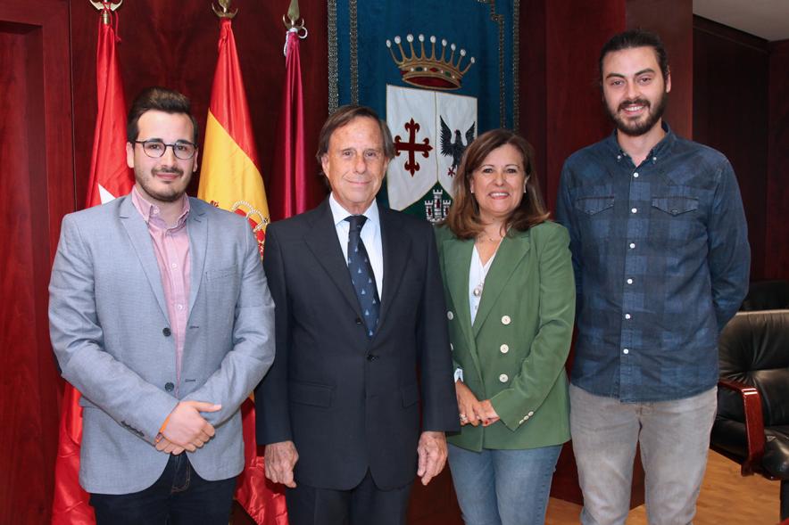 Firmantes posan tras la firma