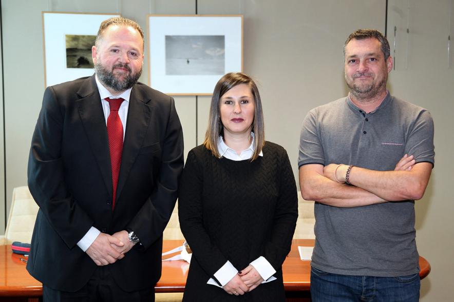 Firmantes posan tras la firma