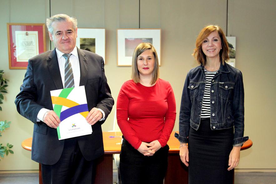 Firmantes posan tras la firma