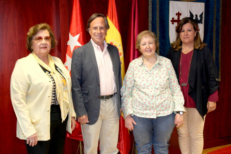 Firmantes posan tras la firma