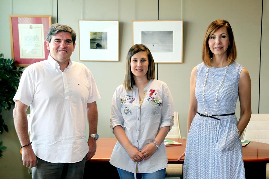Firmantes posan tras la firma