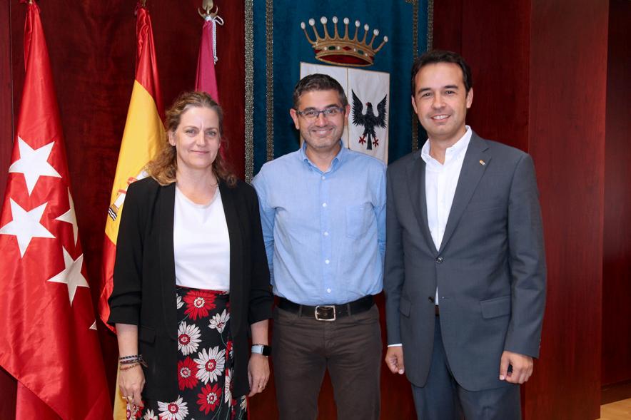 Firmantes posan tras la firma