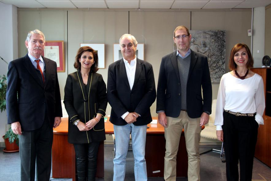 Firmantes posan tras la firma