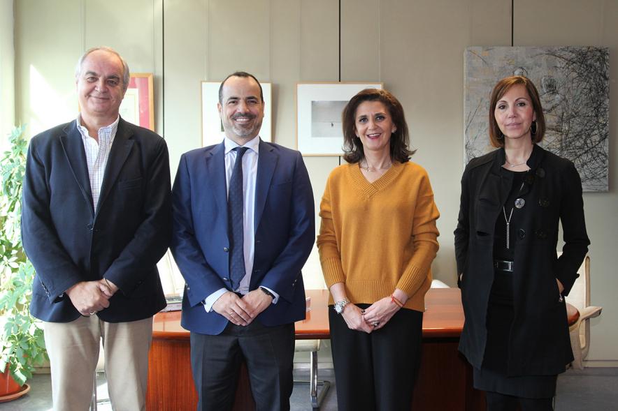 Firmantes posan tras la firma