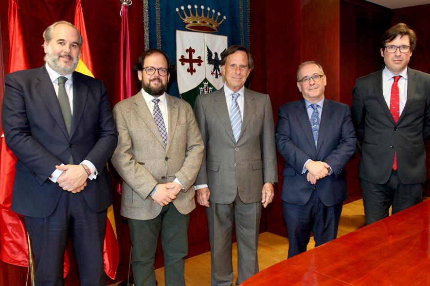 Firmantes posan tras la firma