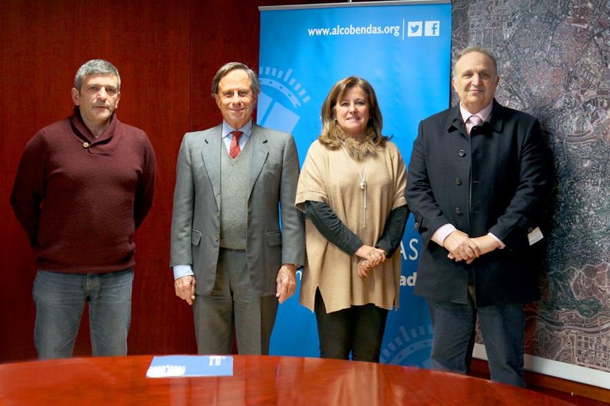Firmantes posan tras la firma
