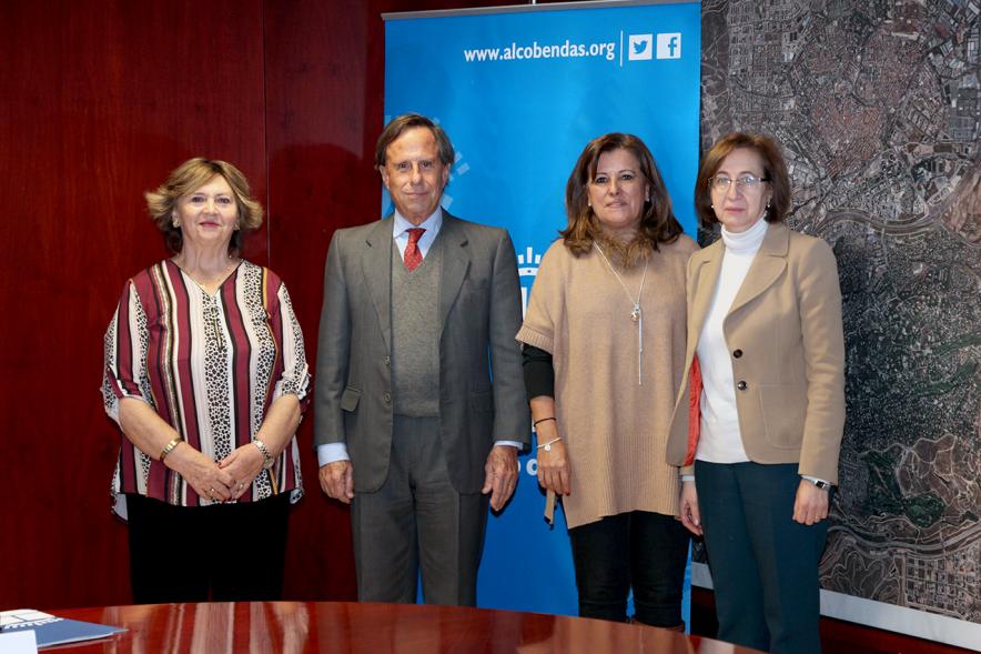 Firmantes posan tras la firma